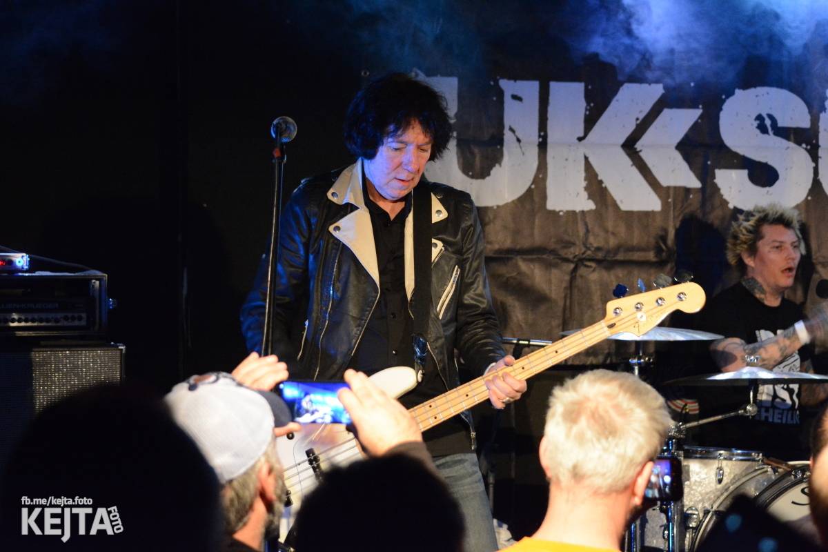 UK Subs se svou punkovou smrští po roce znovu rozproudili pražské Rock Café