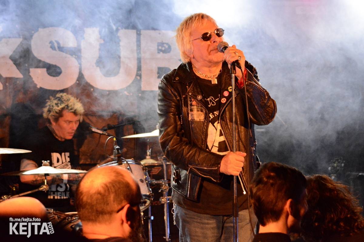 UK Subs se svou punkovou smrští po roce znovu rozproudili pražské Rock Café
