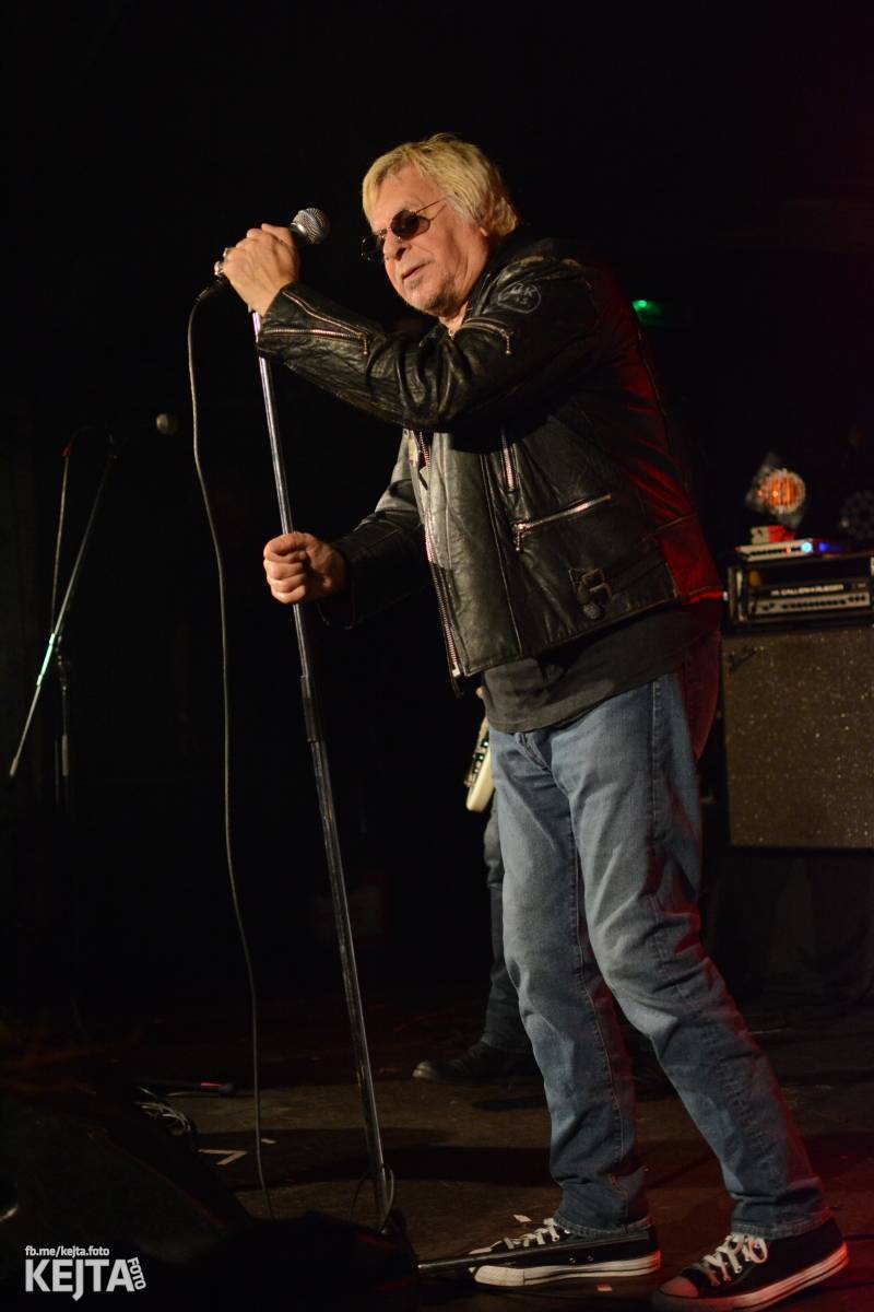 UK Subs se svou punkovou smrští po roce znovu rozproudili pražské Rock Café