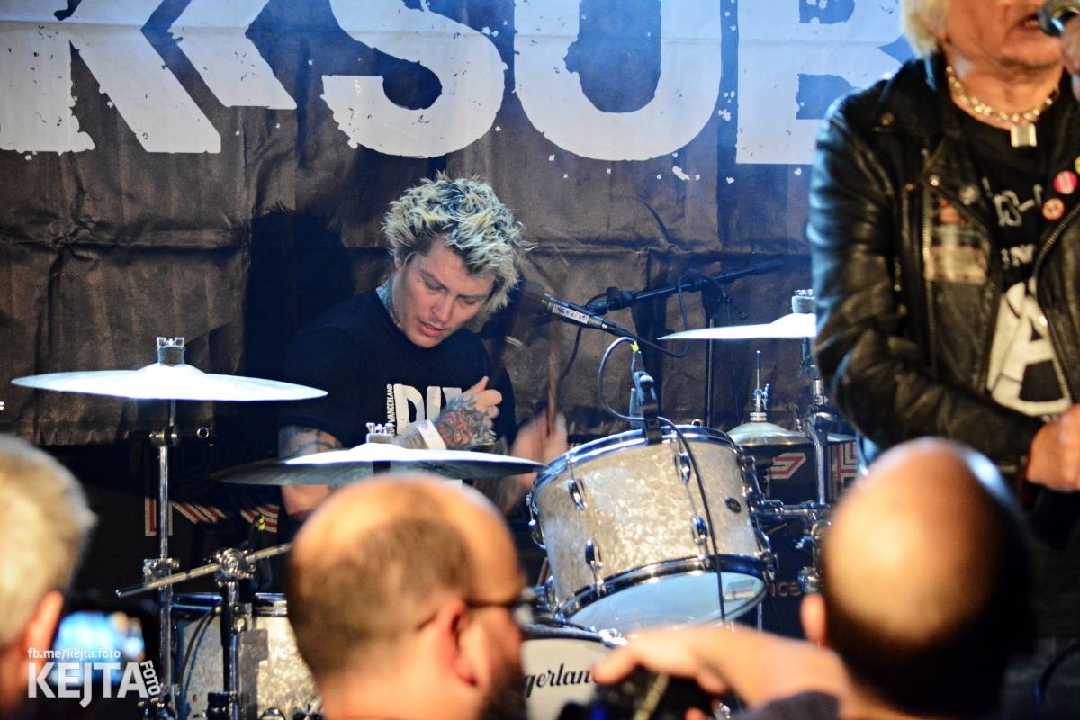 UK Subs se svou punkovou smrští po roce znovu rozproudili pražské Rock Café