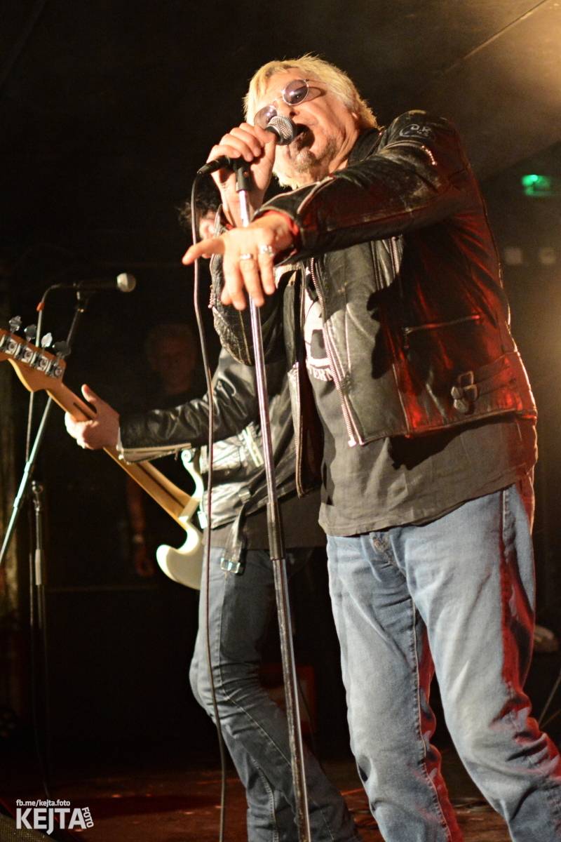 UK Subs se svou punkovou smrští po roce znovu rozproudili pražské Rock Café