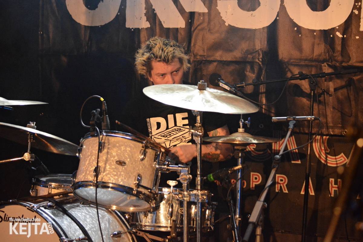 UK Subs se svou punkovou smrští po roce znovu rozproudili pražské Rock Café