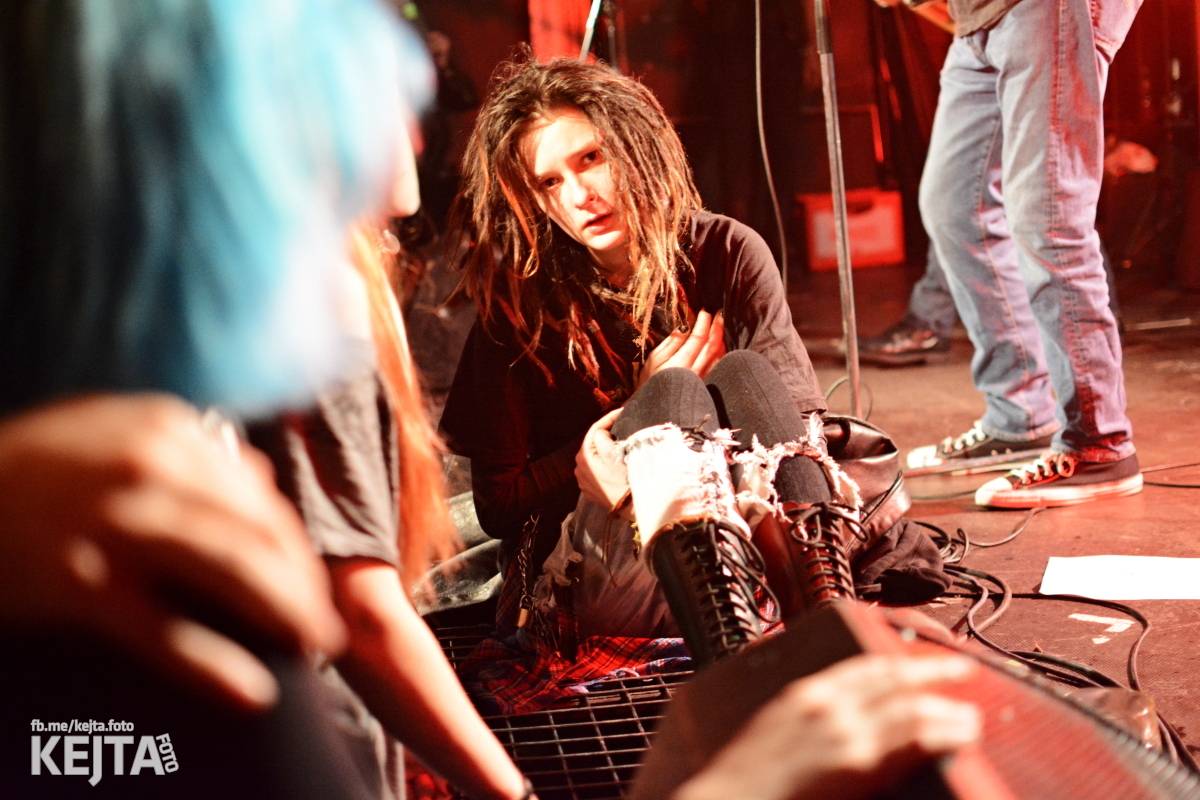 UK Subs se svou punkovou smrští po roce znovu rozproudili pražské Rock Café