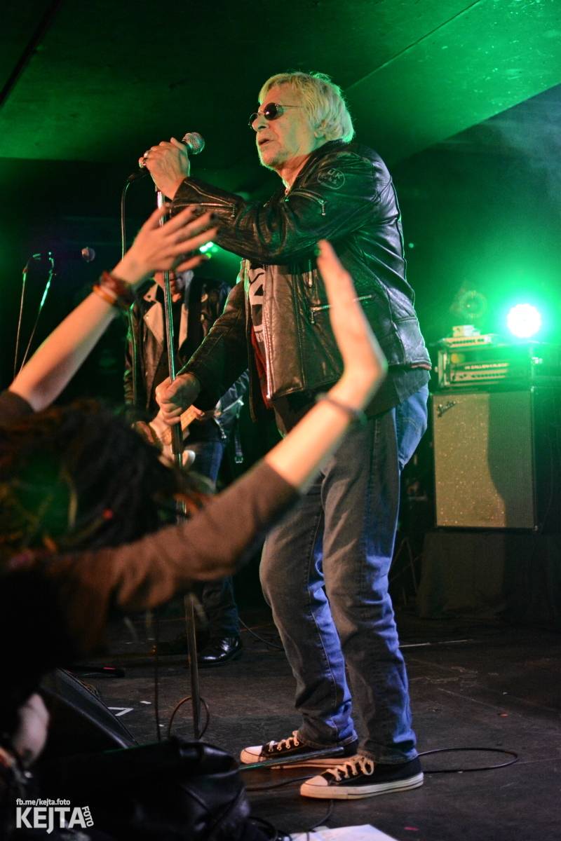 UK Subs se svou punkovou smrští po roce znovu rozproudili pražské Rock Café