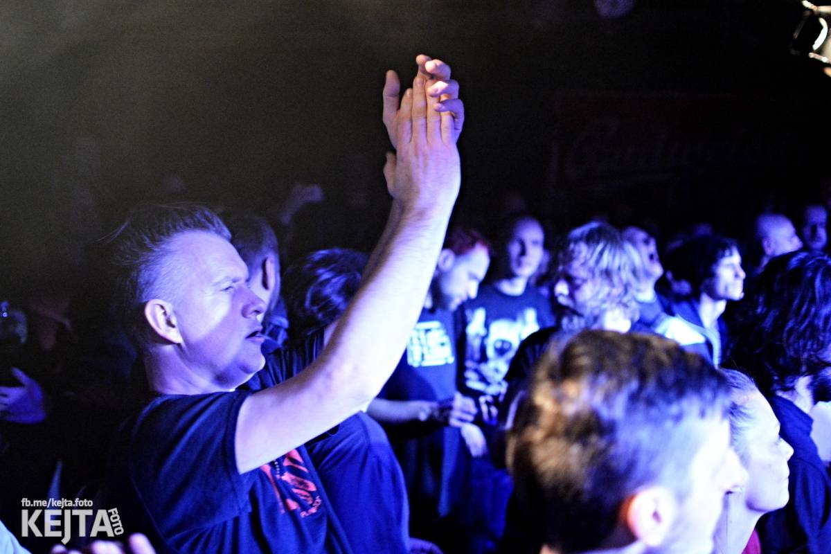 UK Subs se svou punkovou smrští po roce znovu rozproudili pražské Rock Café