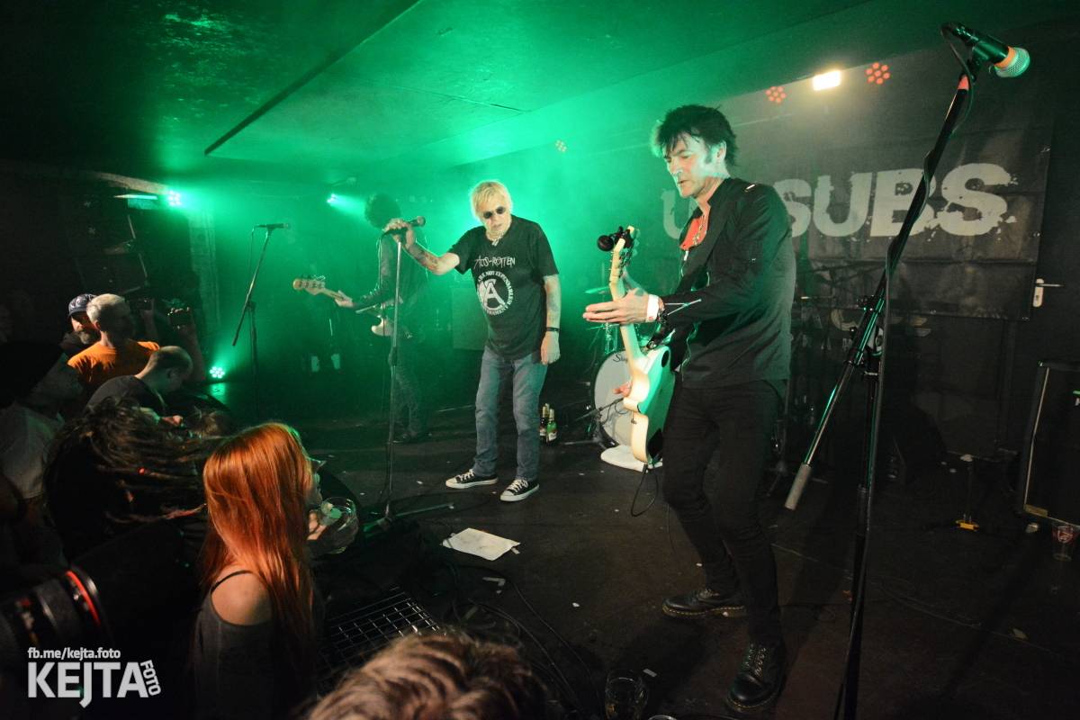UK Subs se svou punkovou smrští po roce znovu rozproudili pražské Rock Café