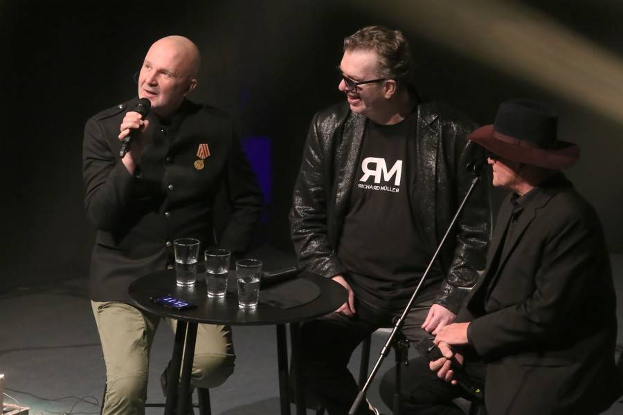 Richard Müller v Uherském Hradišti bodoval se šansony, záda mu kryli Michael Kocáb a Ondřej Soukup