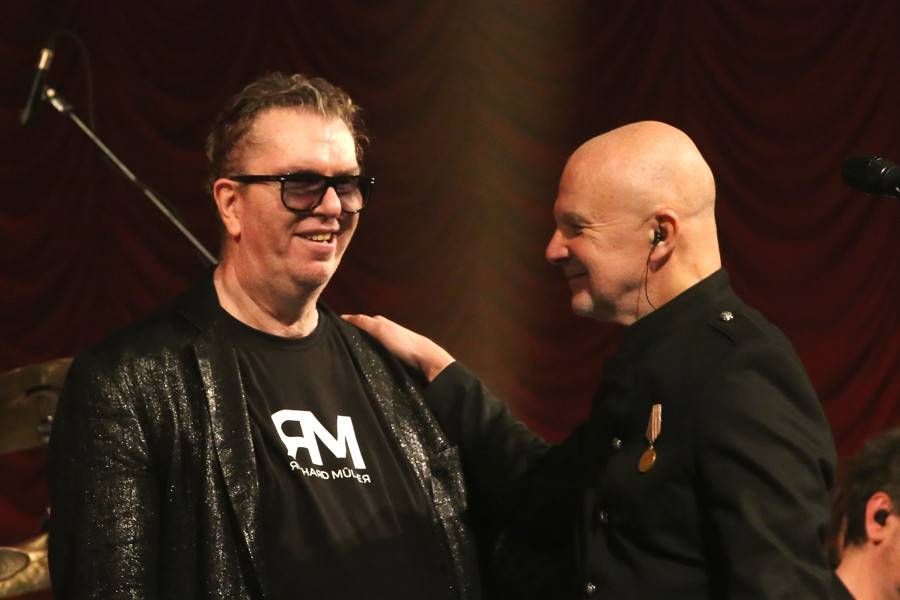 Richard Müller v Uherském Hradišti bodoval se šansony, záda mu kryli Michael Kocáb a Ondřej Soukup