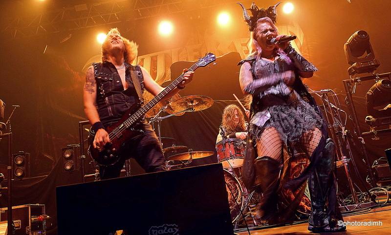 HammerFall vyprodali Forum Karlín, podpořit je přišla i Dominika Gottová