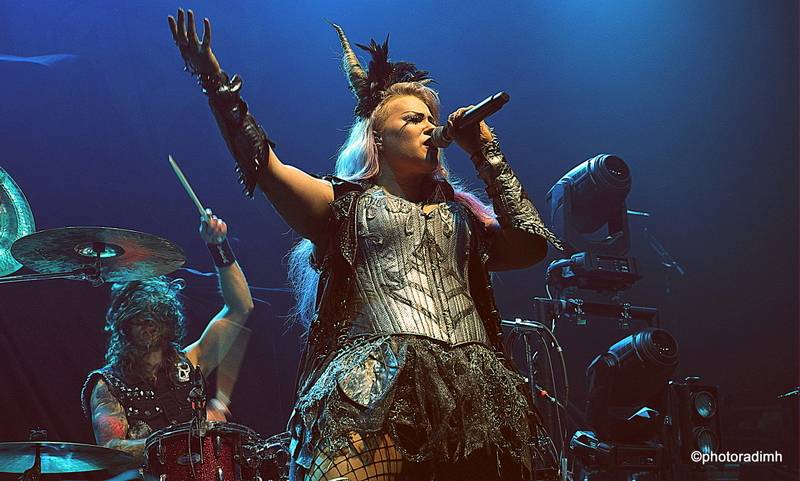 HammerFall vyprodali Forum Karlín, podpořit je přišla i Dominika Gottová