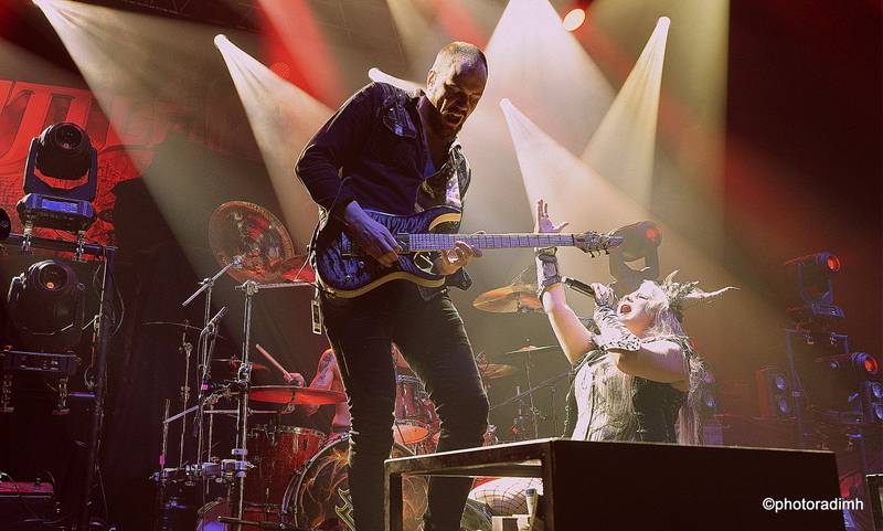 HammerFall vyprodali Forum Karlín, podpořit je přišla i Dominika Gottová