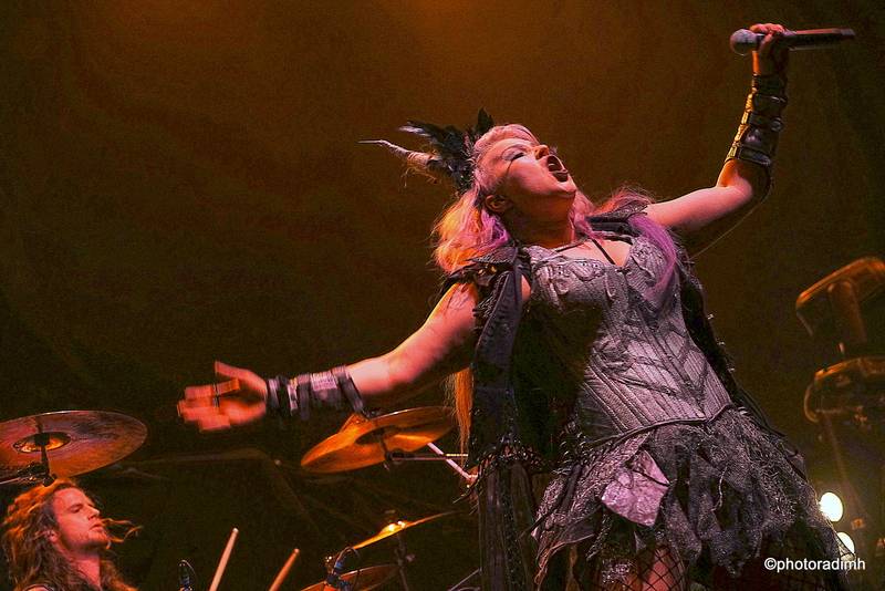 HammerFall vyprodali Forum Karlín, podpořit je přišla i Dominika Gottová