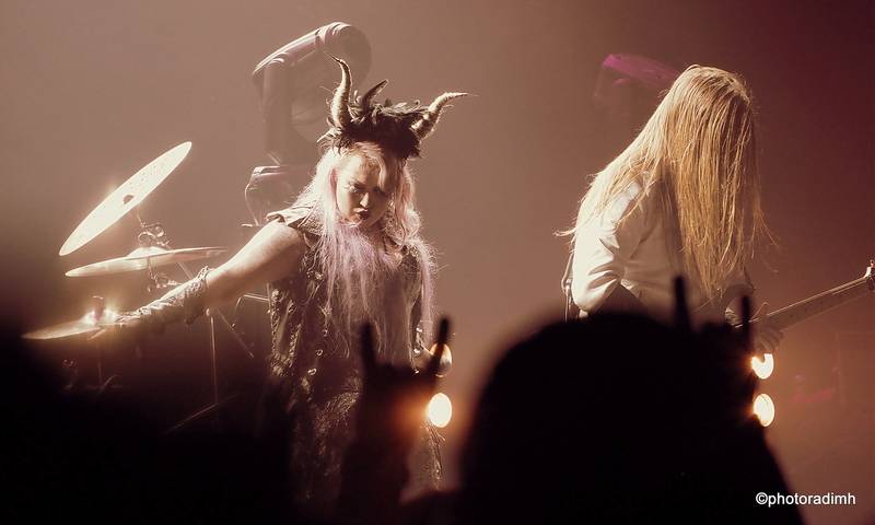 HammerFall vyprodali Forum Karlín, podpořit je přišla i Dominika Gottová