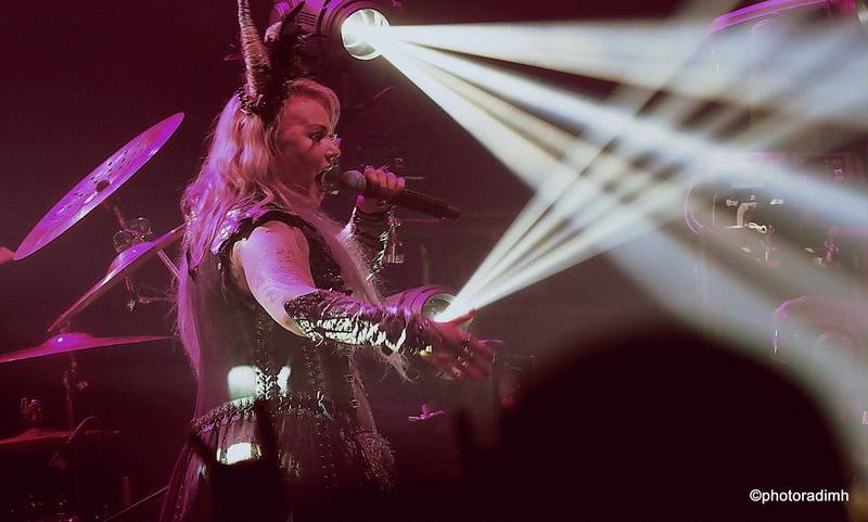 HammerFall vyprodali Forum Karlín, podpořit je přišla i Dominika Gottová