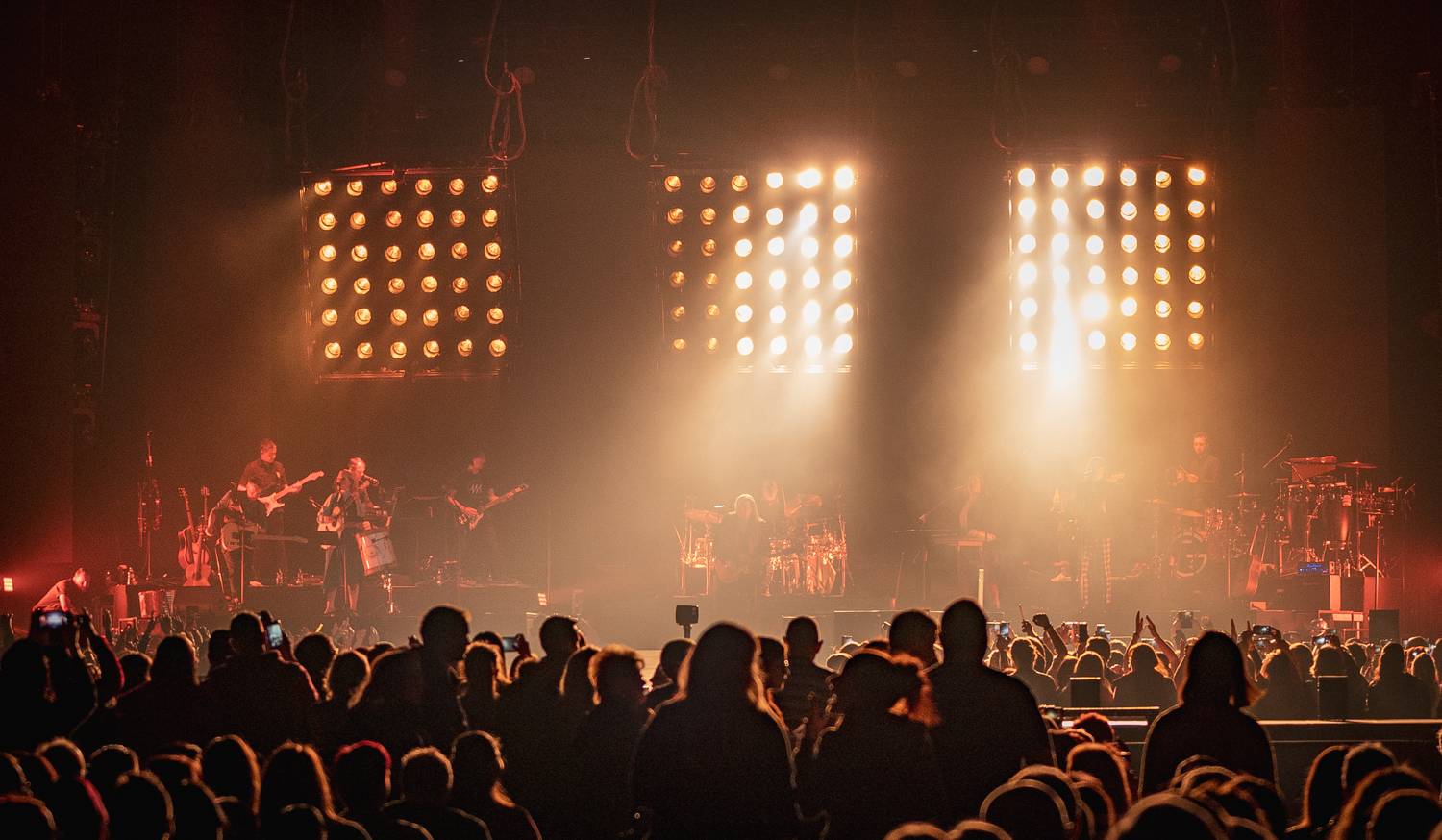 Kelly Family oslavili v O2 areně 25 let svého slavného alba Over The Hump