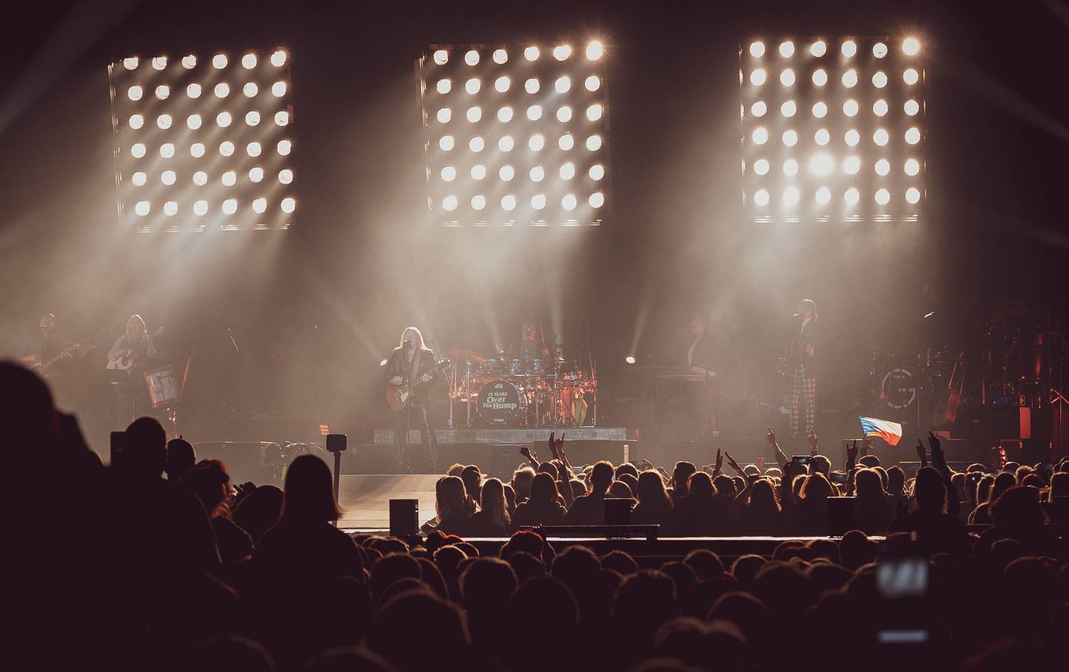 Kelly Family oslavili v O2 areně 25 let svého slavného alba Over The Hump