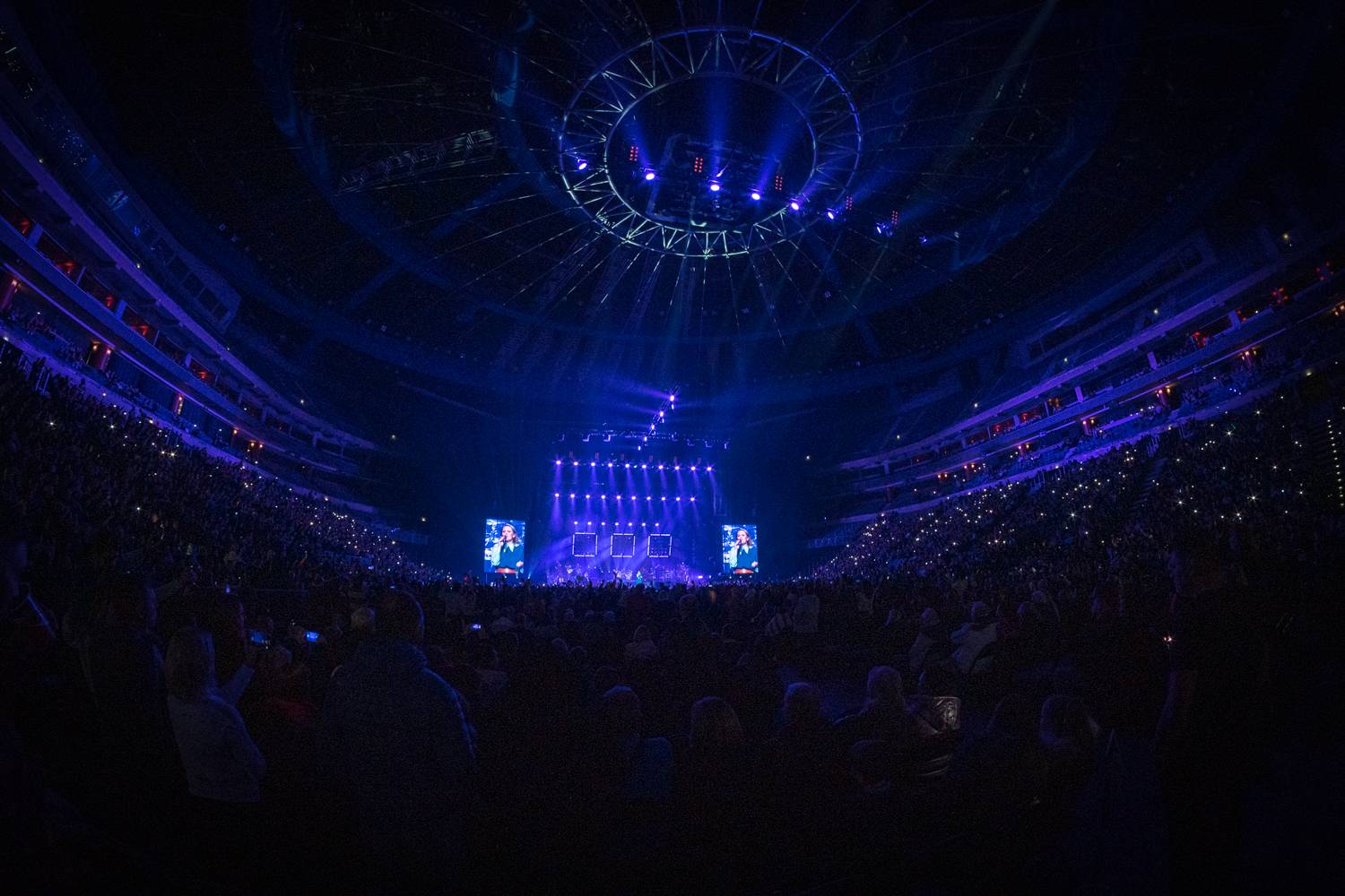 Kelly Family oslavili v O2 areně 25 let svého slavného alba Over The Hump