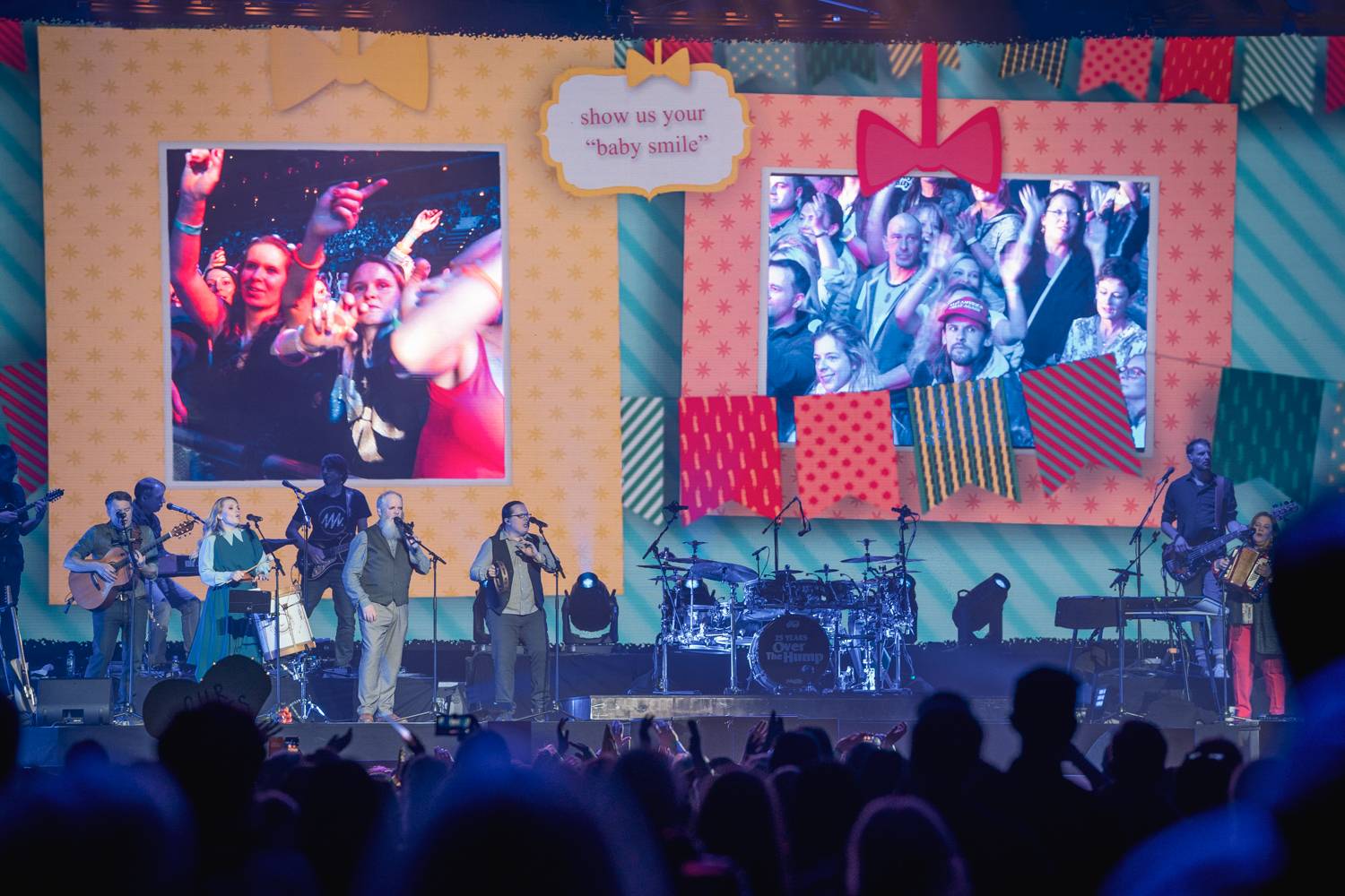 Kelly Family oslavili v O2 areně 25 let svého slavného alba Over The Hump