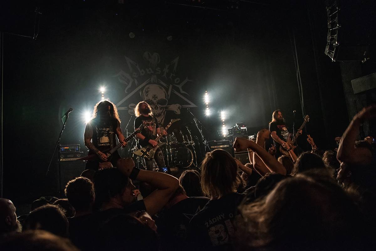 Totální masakr motorovou pilou: Debustrol slavili v Akropoli 33 let Antikrista