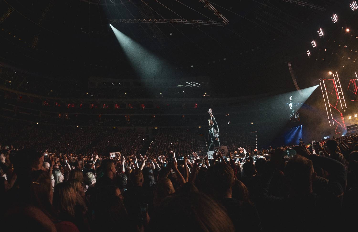Marek Ztracený předvedl skvělou show ve vyprodané O2 areně. Přizval si Františka Nedvěda i Hanu Zagorovou