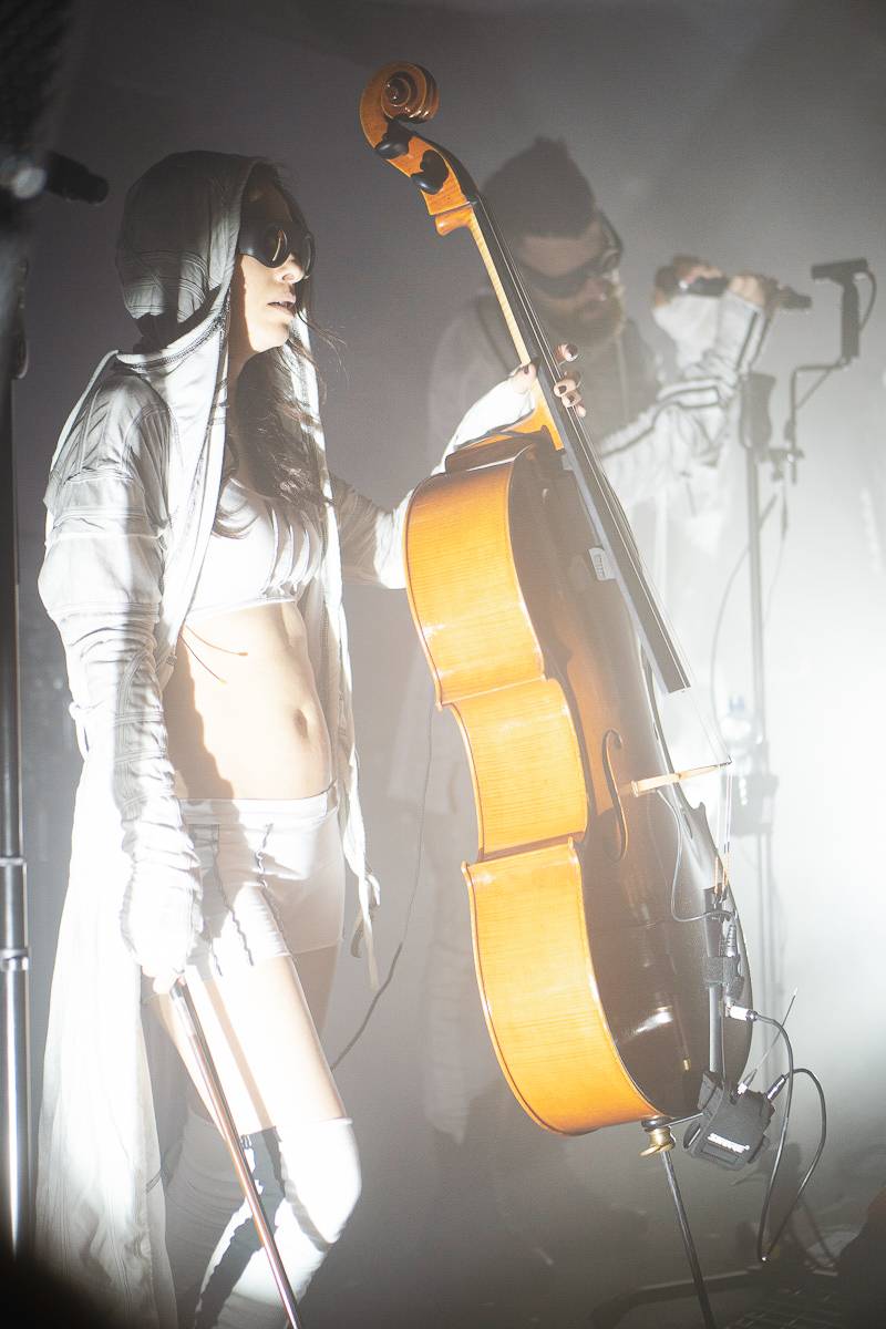 Vesmírní Starset v pražském Rock Café zachraňovali lidstvo