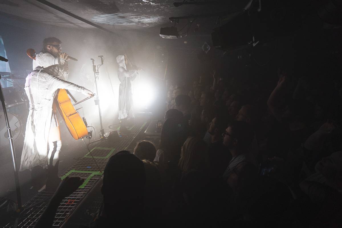 Vesmírní Starset v pražském Rock Café zachraňovali lidstvo