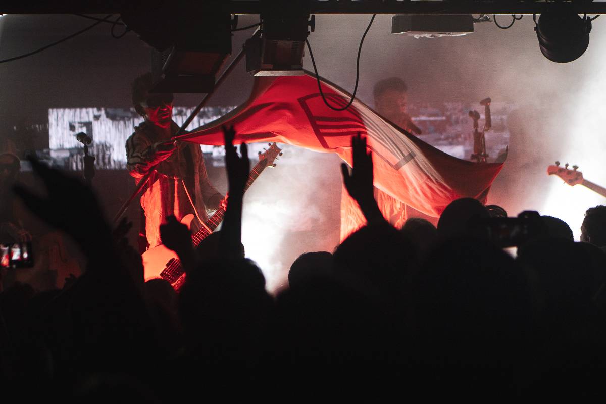 Vesmírní Starset v pražském Rock Café zachraňovali lidstvo