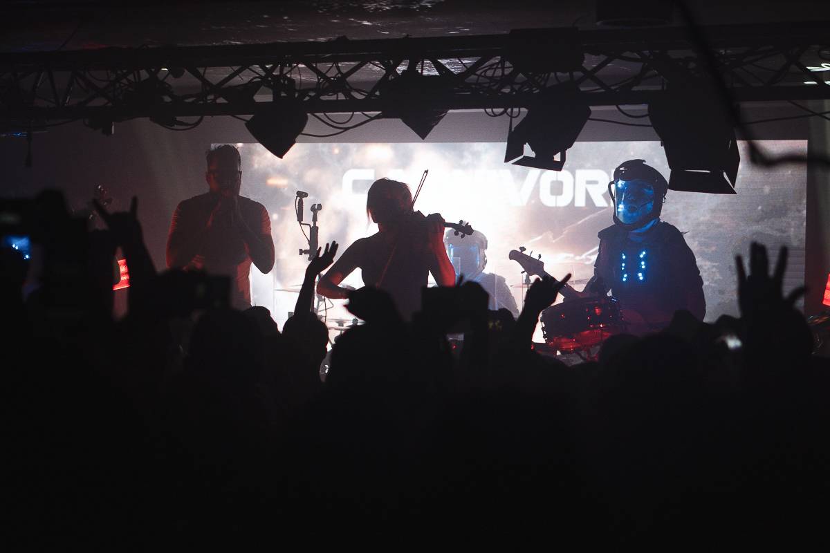 Vesmírní Starset v pražském Rock Café zachraňovali lidstvo