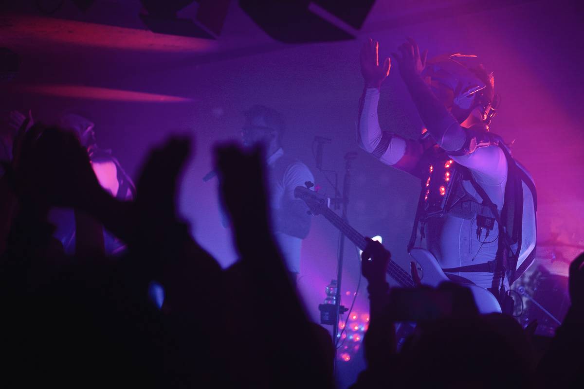 Vesmírní Starset v pražském Rock Café zachraňovali lidstvo