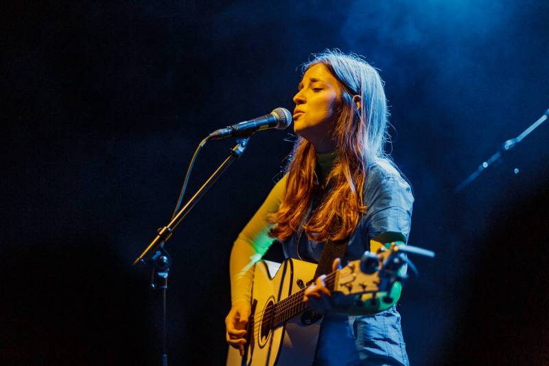 Písničkářka Jade Bird v Praze potvrdila, že je zásadním hlasem své generace