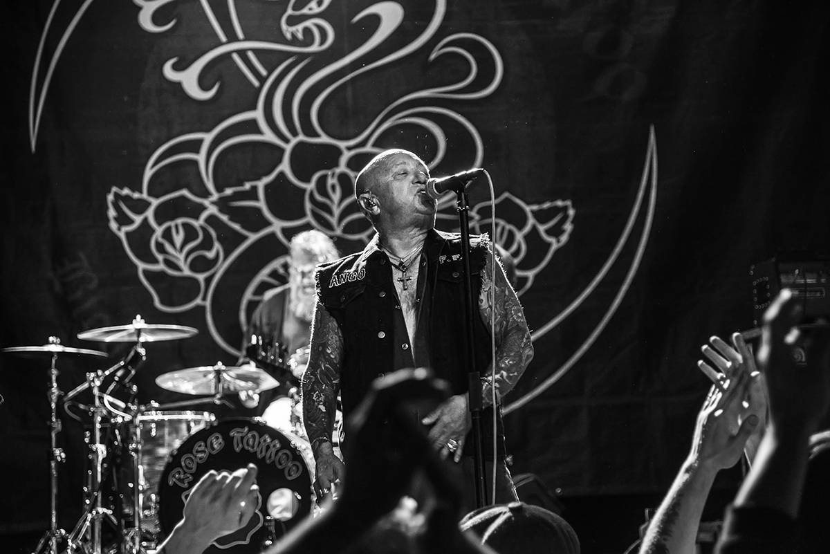 Australští Rose Tattoo předvedli stoprocentní rock'n'roll. Přivezli i krásné a hlasité Švédky