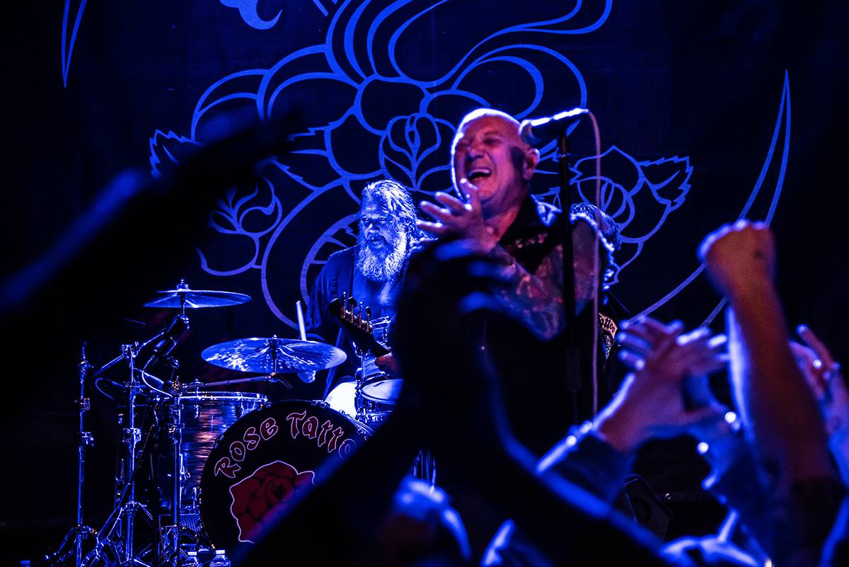 Australští Rose Tattoo předvedli stoprocentní rock'n'roll. Přivezli i krásné a hlasité Švédky