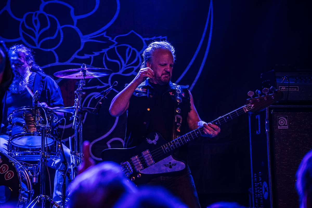 Australští Rose Tattoo předvedli stoprocentní rock'n'roll. Přivezli i krásné a hlasité Švédky