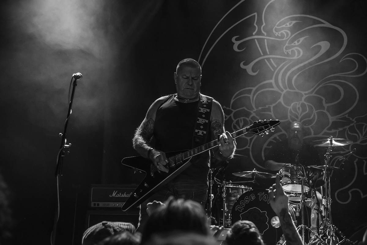 Australští Rose Tattoo předvedli stoprocentní rock'n'roll. Přivezli i krásné a hlasité Švédky