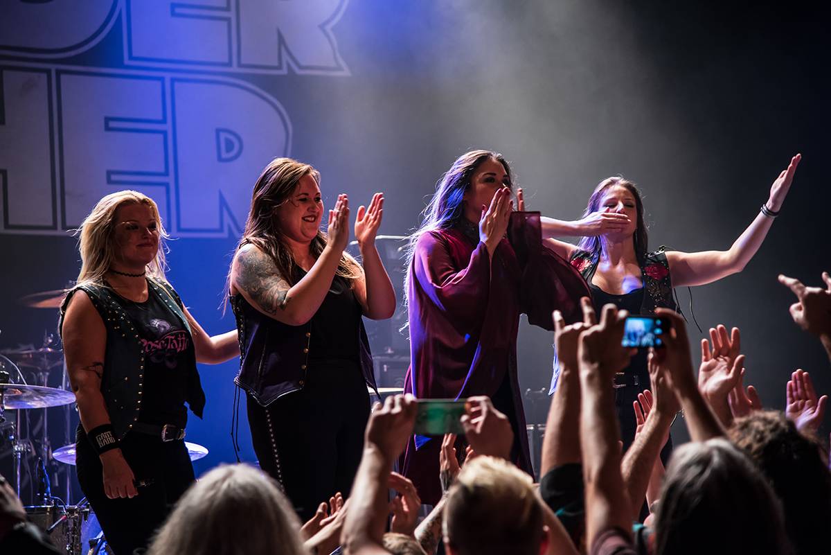 Australští Rose Tattoo předvedli stoprocentní rock'n'roll. Přivezli i krásné a hlasité Švédky