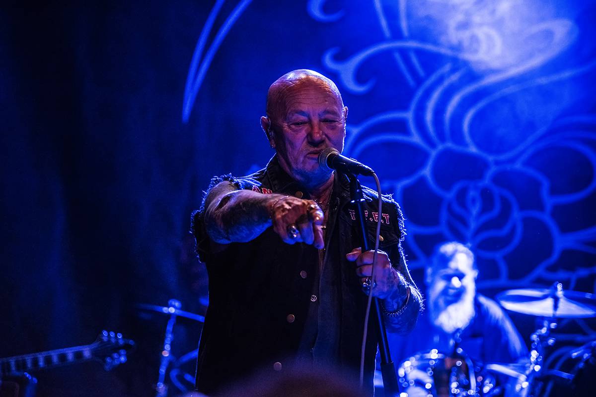 Australští Rose Tattoo předvedli stoprocentní rock'n'roll. Přivezli i krásné a hlasité Švédky