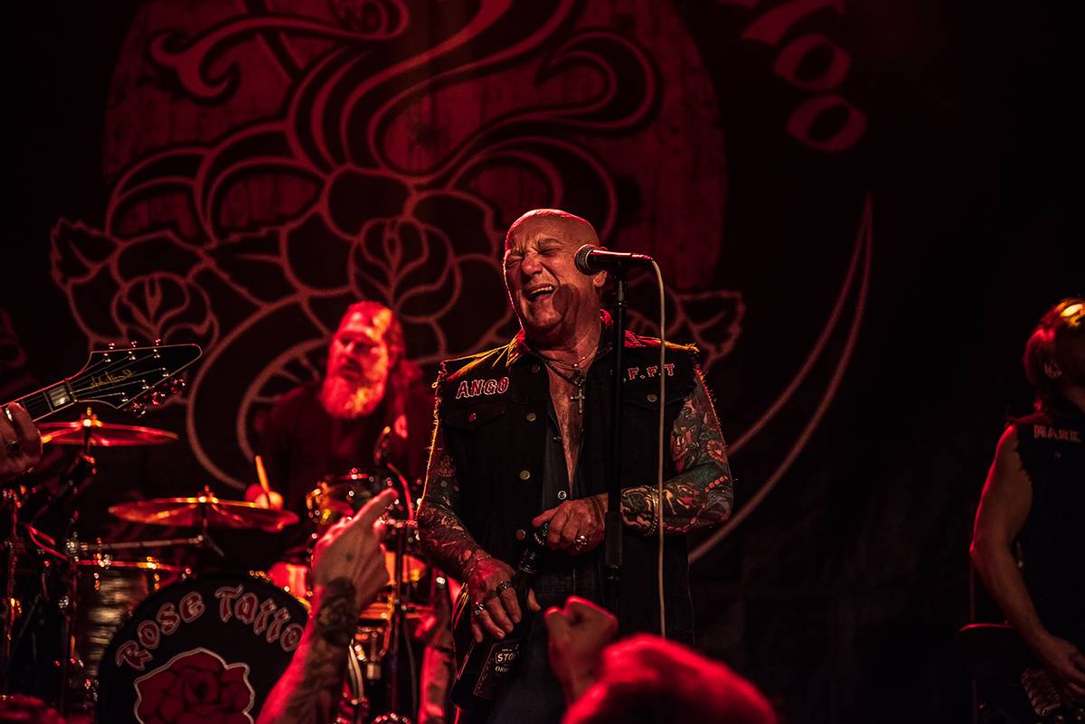 Australští Rose Tattoo předvedli stoprocentní rock'n'roll. Přivezli i krásné a hlasité Švédky