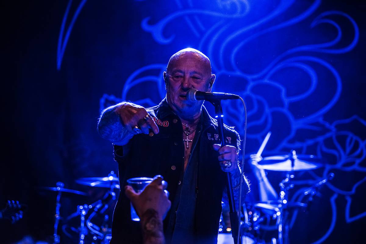 Australští Rose Tattoo předvedli stoprocentní rock'n'roll. Přivezli i krásné a hlasité Švédky