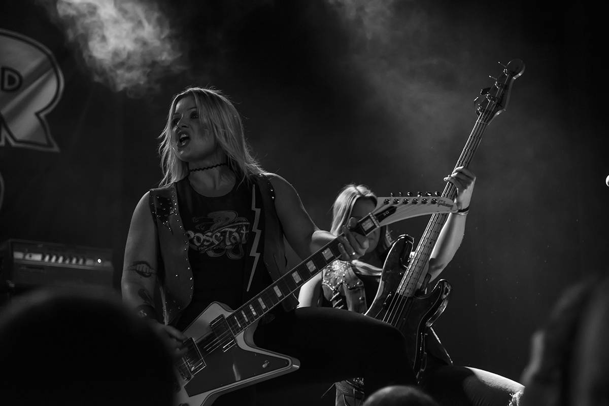Australští Rose Tattoo předvedli stoprocentní rock'n'roll. Přivezli i krásné a hlasité Švédky