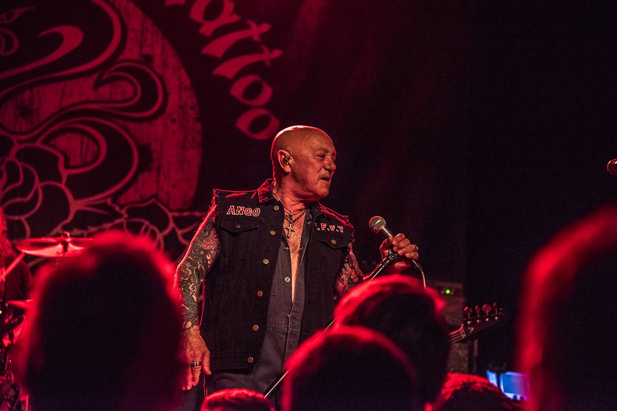 Australští Rose Tattoo předvedli stoprocentní rock'n'roll. Přivezli i krásné a hlasité Švédky