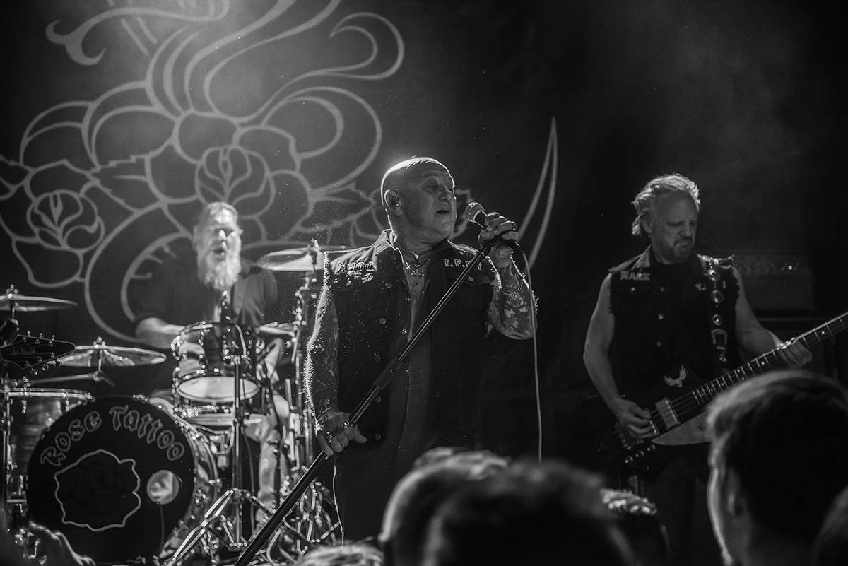 Australští Rose Tattoo předvedli stoprocentní rock'n'roll. Přivezli i krásné a hlasité Švédky