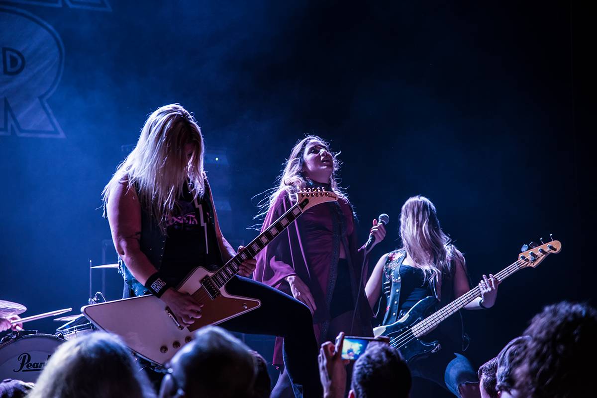 Australští Rose Tattoo předvedli stoprocentní rock'n'roll. Přivezli i krásné a hlasité Švédky