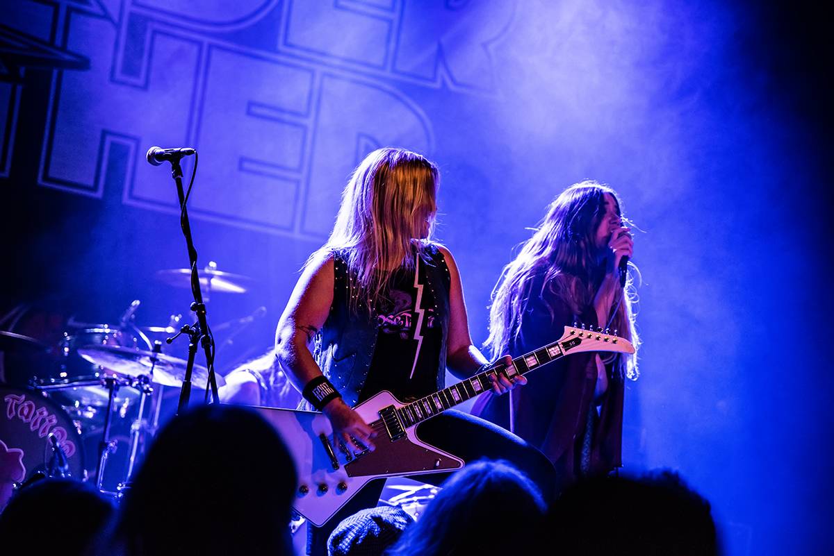 Australští Rose Tattoo předvedli stoprocentní rock'n'roll. Přivezli i krásné a hlasité Švédky