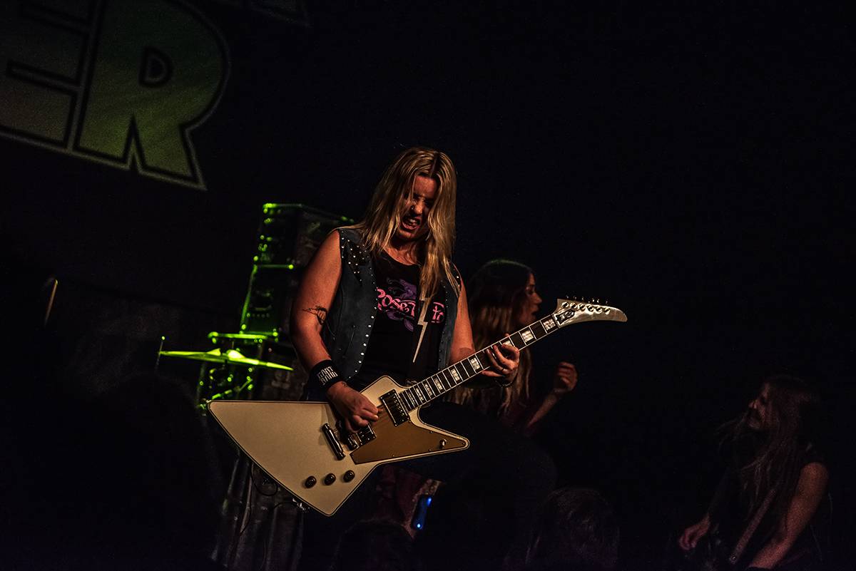 Australští Rose Tattoo předvedli stoprocentní rock'n'roll. Přivezli i krásné a hlasité Švédky