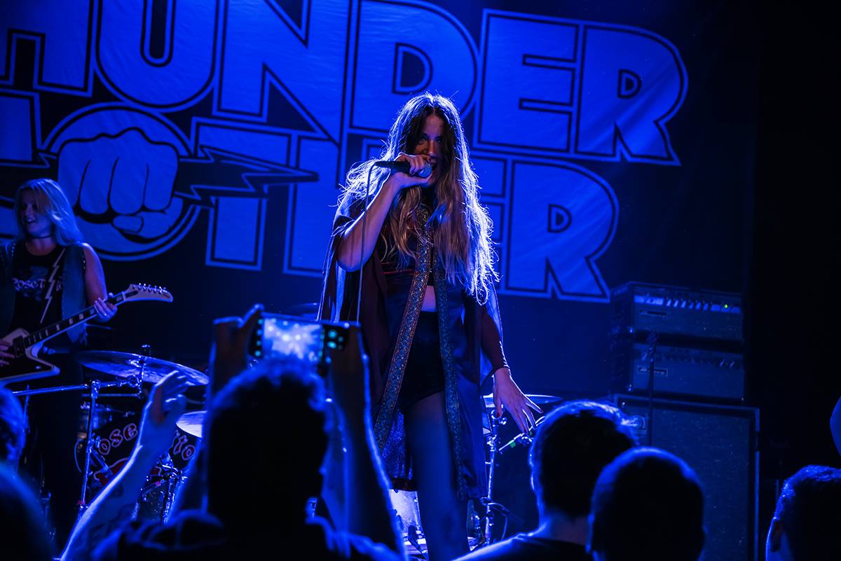 Australští Rose Tattoo předvedli stoprocentní rock'n'roll. Přivezli i krásné a hlasité Švédky