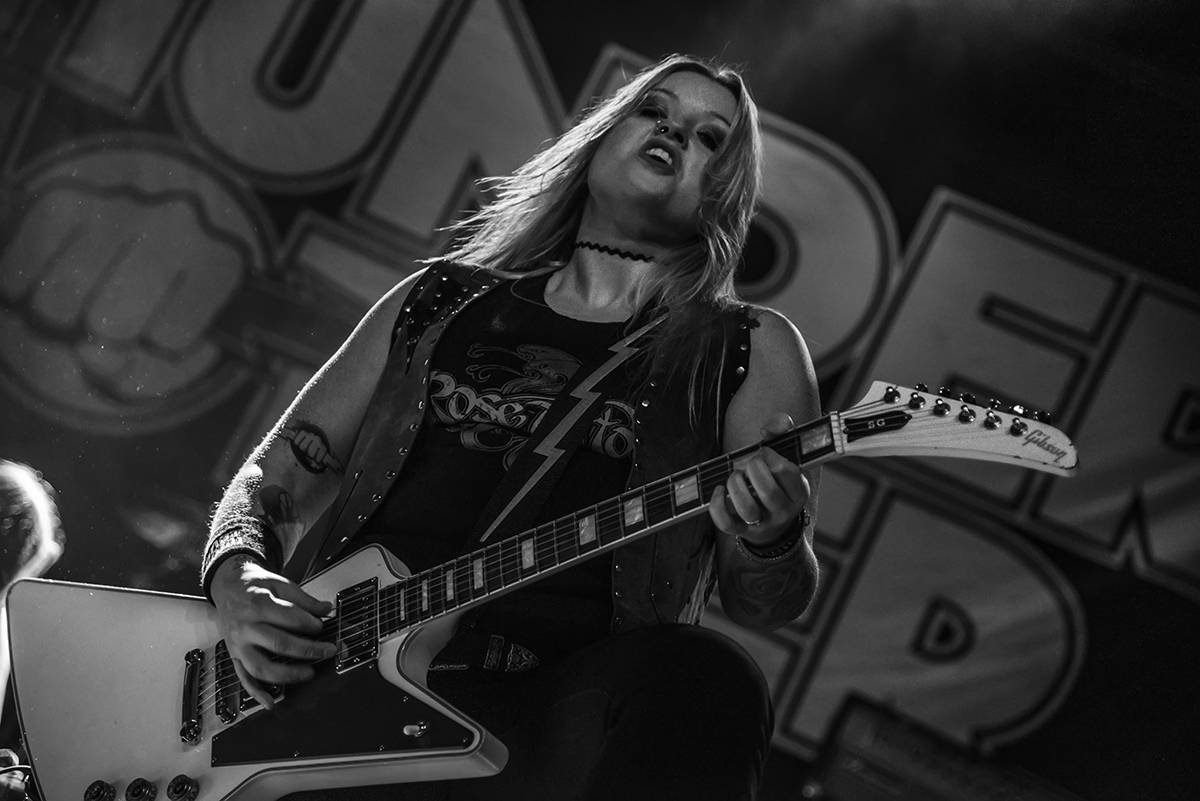 Australští Rose Tattoo předvedli stoprocentní rock'n'roll. Přivezli i krásné a hlasité Švédky