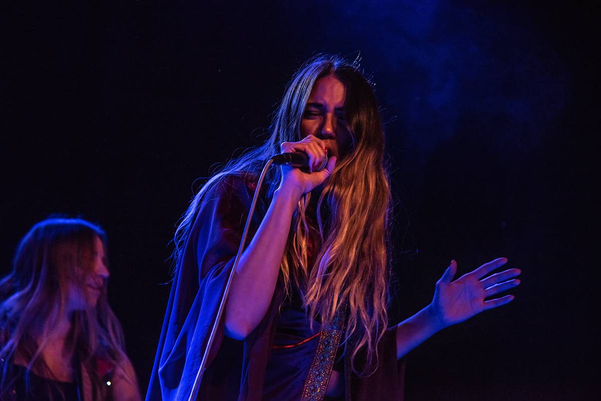 Australští Rose Tattoo předvedli stoprocentní rock'n'roll. Přivezli i krásné a hlasité Švédky