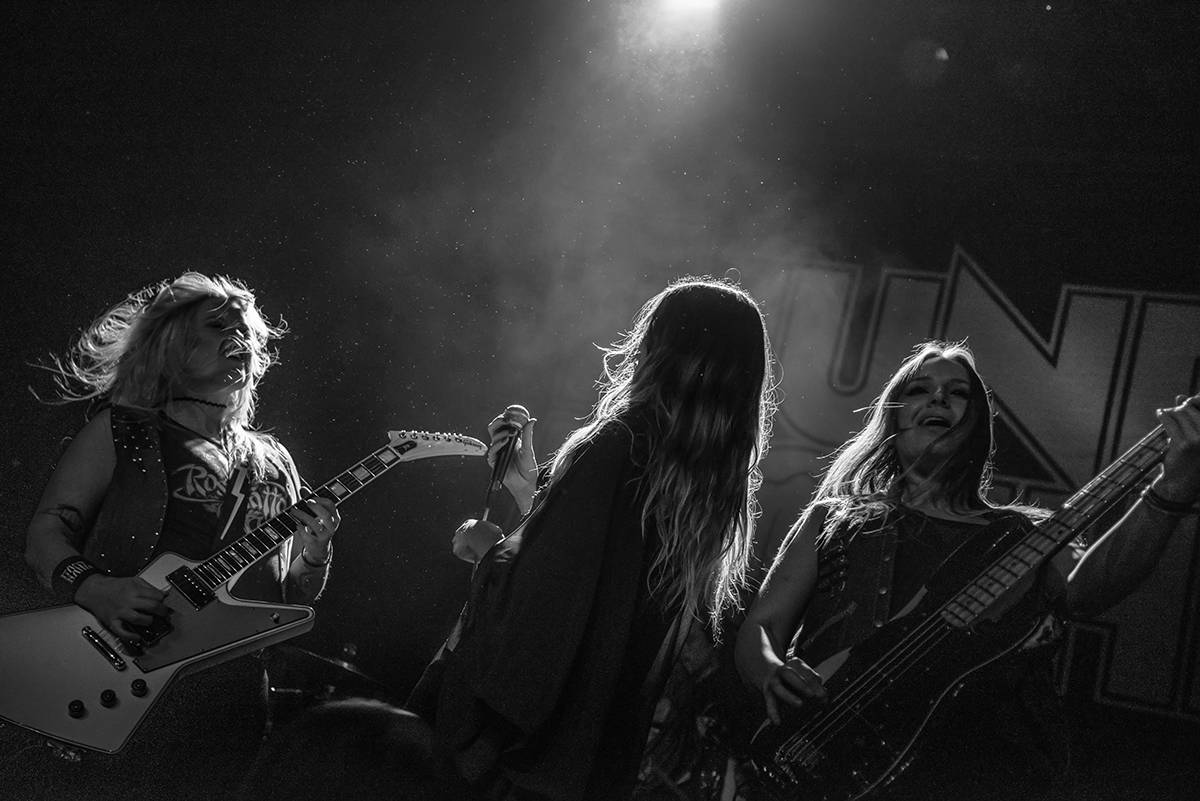 Australští Rose Tattoo předvedli stoprocentní rock'n'roll. Přivezli i krásné a hlasité Švédky