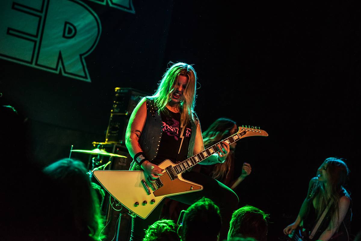 Australští Rose Tattoo předvedli stoprocentní rock'n'roll. Přivezli i krásné a hlasité Švédky