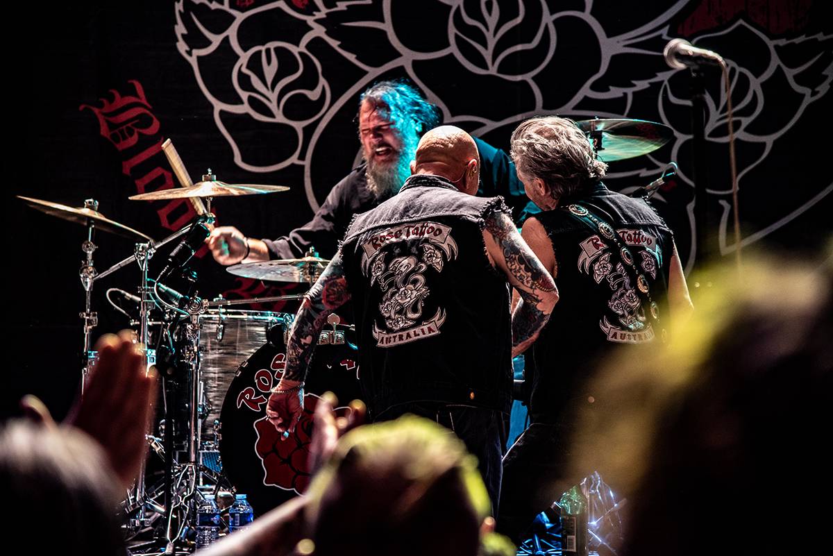 Australští Rose Tattoo předvedli stoprocentní rock'n'roll. Přivezli i krásné a hlasité Švédky